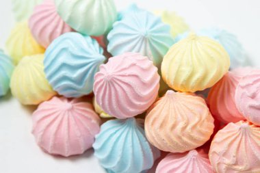 Beyaz arka planda çok renkli kremalar. Hafif ve lezzetli tatlı..