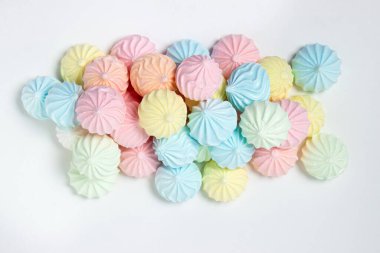 Beyaz arka planda çok renkli kremalar. Hafif ve lezzetli tatlı..