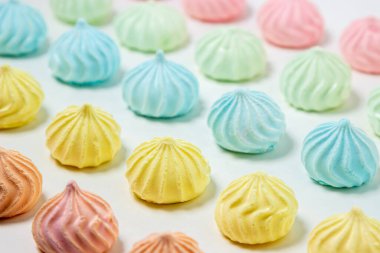 Beyaz arka planda çok renkli kremalar. Hafif ve lezzetli tatlı..