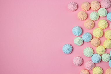Pembe arka planda çok renkli kremalar. Parlak bir arkaplanda tatlı, kopyalama alanı için bir yer var