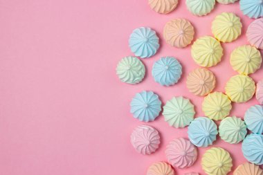 Pembe arka planda çok renkli kremalar. Parlak bir arkaplanda tatlı, kopyalama alanı için bir yer var
