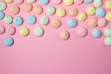 Pembe arka planda çok renkli kremalar. Parlak bir arkaplanda tatlı, kopyalama alanı için bir yer var