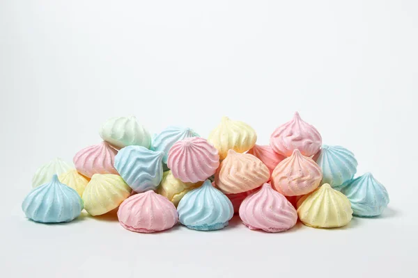 Beyaz arka planda çok renkli kremalar. Hafif ve lezzetli tatlı..