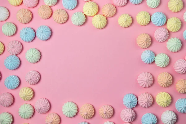 Pembe arka planda çok renkli kremalar. Parlak bir arkaplanda tatlı, kopyalama alanı için bir yer var