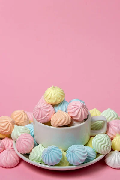 Mnohobarevné Meringues Růžovém Pozadí Čajový Hrnek Přetékající Barevnými Meringues — Stock fotografie