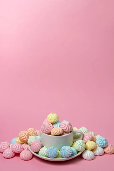 Многоцветные Меренги Розовом Фоне Чашка Наполненная Цветными Безе — стоковое фото