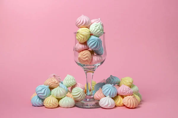 Многоцветные Меренги Розовом Фоне Стеклянный Кубок Полный Цветных Безе — стоковое фото
