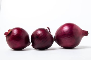 Kırmızı soğan beyaz arka planda izole edilmiş. Sağlıklı sebze. Soğan çeşitliliği