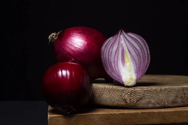 Rode Een Zwarte Achtergrond Rode Doormidden Gesneden Een Plank Uiensoort — Stockfoto