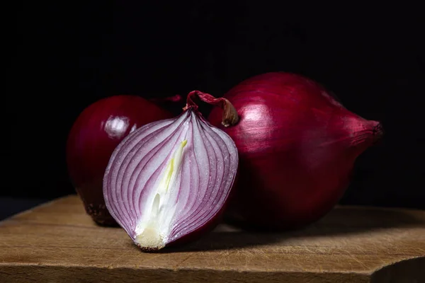 Cebola Vermelha Fundo Preto Cebola Vermelha Cortou Meio Uma Tábua — Fotografia de Stock