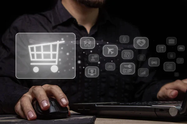 Dijital alışveriş arabası online alışveriş yapıyor. Evden çıkmadan alışveriş yapmanın modern yolu. Akıllı e-ticaret uygulaması, internet bankacılığı ödemesi ve teknoloji yaşam tarzına kolaylık getiriyor.