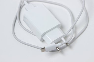Beyaz arka planda şarj aleti. Cep telefonu ve diğer cihazlar için şarj cihazı