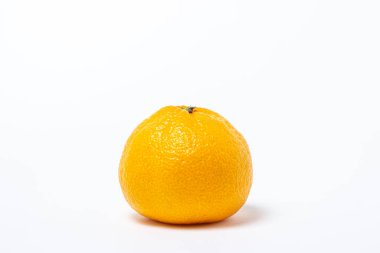 Beyaz arka planda izole edilmiş mandalina. Bir soyulmamış mandalina.