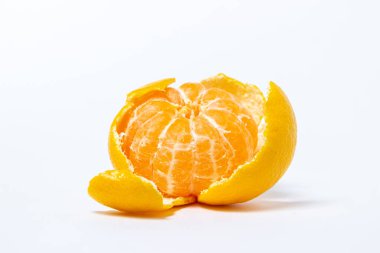 Mandalina kabuğu soyulmuş, beyaz bir arka planda. İzole edilmiş mandalina