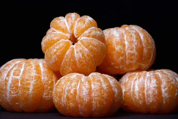 Skalad Mandarin Svart Bakgrund Citrusfrukt Mörk Bakgrund — Stockfoto