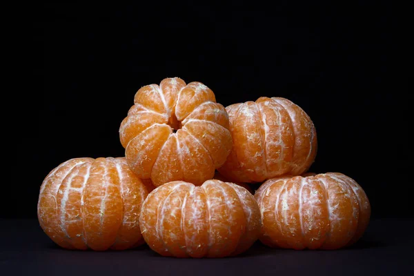 Skalad Mandarin Svart Bakgrund Citrusfrukt Mörk Bakgrund — Stockfoto