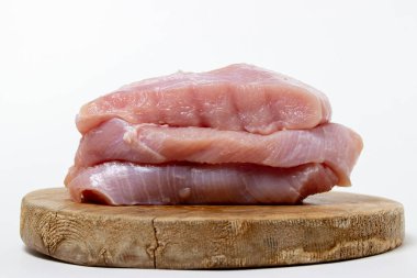 Beyaz tabakta çiğ hindi bifteği. Tahtada hindi göğsü filetosu. Diyet et