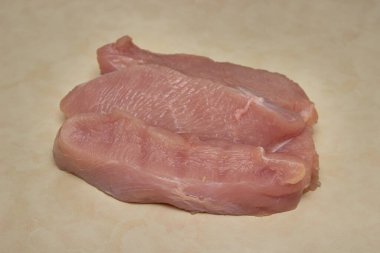 Mutfak masasında çiğ hindi bifteği. Hindi göğsü fileto. Diyet et