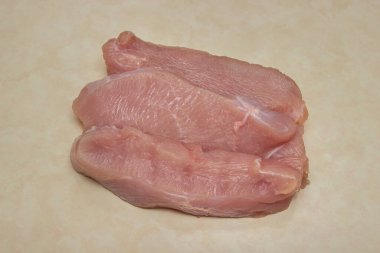 Mutfak masasında çiğ hindi bifteği. Hindi göğsü fileto. Diyet et