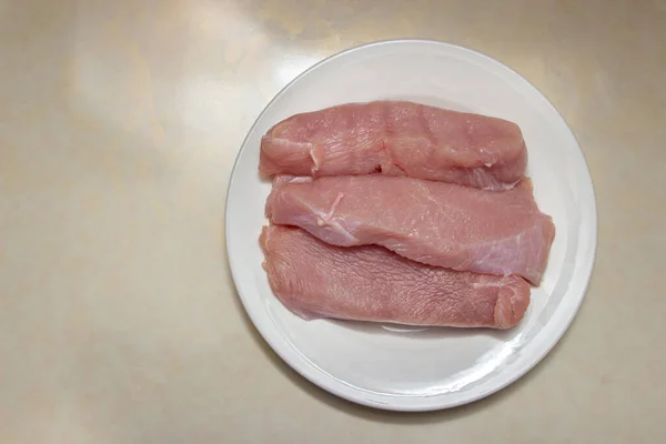 生火鸡在厨房桌子上蒸 火鸡的胸片放在盘子里 — 图库照片