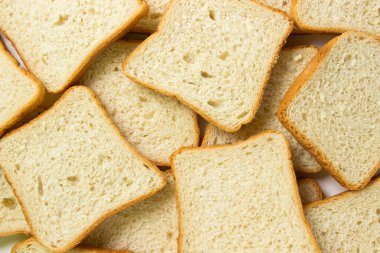 Yakın plan dilimlenmiş tost ekmeği. Tam ekran fırınlanmış mallar