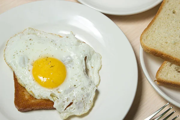 Stekta Ägg Rostat Bröd Läcker Och Näringsrik Frukost Bordet Snack — Stockfoto