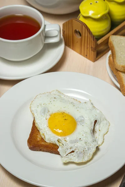 Kızarmış Yumurtalı Ekmek Masada Lezzetli Besleyici Bir Kahvaltı Var Çayın — Stok fotoğraf