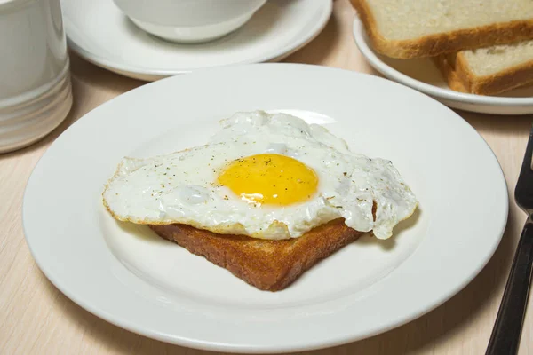 Gebratene Eier Auf Toast Leckeres Und Nahrhaftes Frühstück Auf Dem — Stockfoto