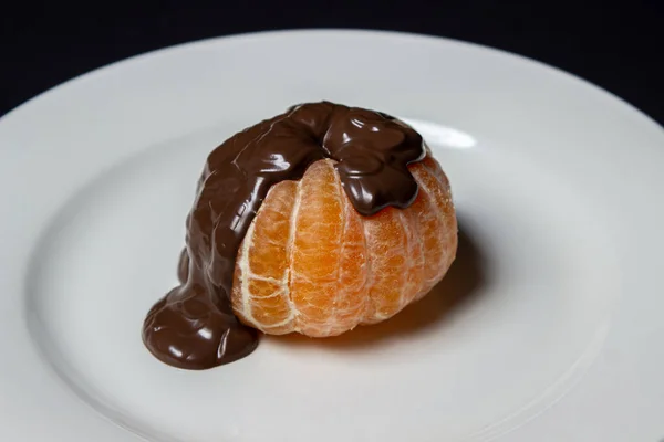 Tangerine Chocolat Sur Fond Noir Mandarine Pelée Garnie Chocolat Fondu — Photo