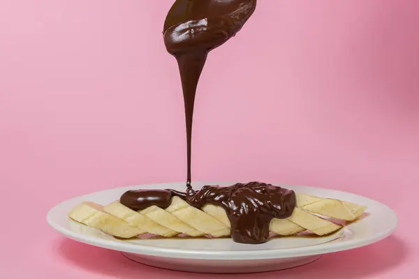 Banana Chocolate Fundo Rosa Despeje Chocolate Derretido Fatias Banana Sobremesa — Fotografia de Stock