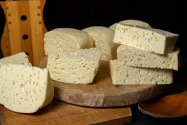 Weißkäse Auf Schwarzem Hintergrund Hausgemachter Weißkäse Auf Einem Holzbrett Traditionelle — Stockfoto