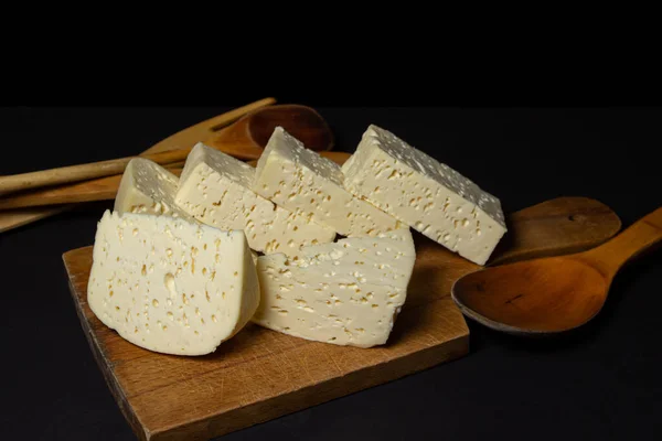 Bílý Sýr Černém Pozadí Domácí Bílý Sýr Dřevěné Desce Tradiční — Stock fotografie