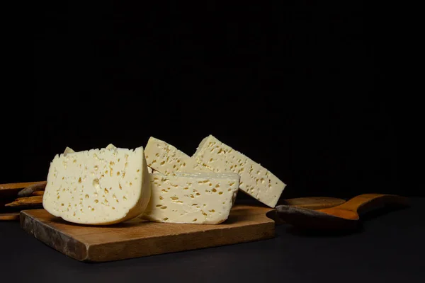 Weißkäse Auf Schwarzem Hintergrund Hausgemachter Weißkäse Auf Einem Holzbrett Traditionelle — Stockfoto