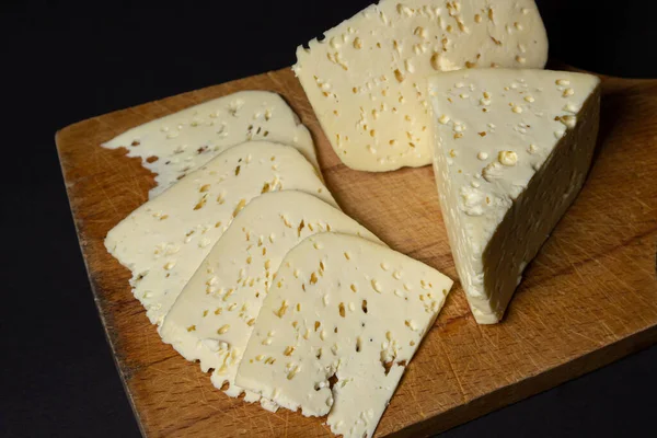 Bílý Sýr Černém Pozadí Domácí Bílý Sýr Dřevěné Desce Tradiční — Stock fotografie