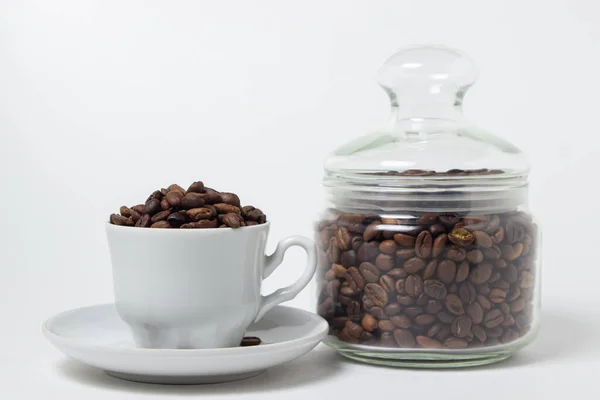 Kávébab Fehér Háttérrel Egy Kávéscsésze Kávébabbal Nagy Adag Koffein — Stock Fotó