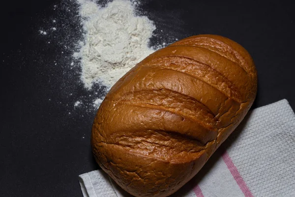 Pan Sobre Harina Sobre Fondo Negro Producto Panadería Pan Recién — Foto de Stock