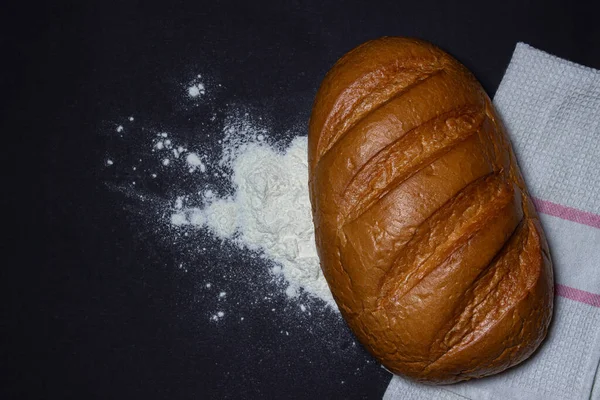 Chleb Mące Czarnym Tle Produkt Piekarniczy Świeżo Upieczony Bochenek — Zdjęcie stockowe