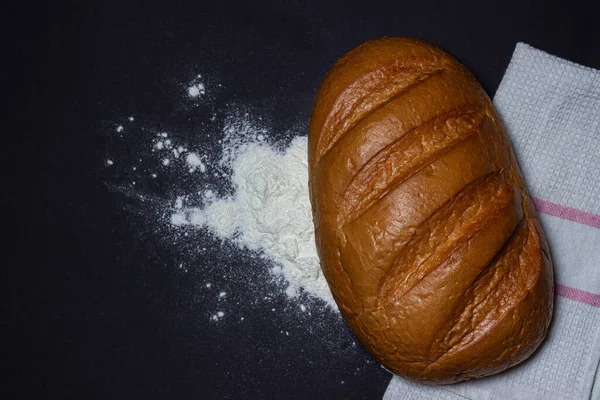 Pão Farinha Fundo Preto Produto Padaria Pão Recém Assado — Fotografia de Stock