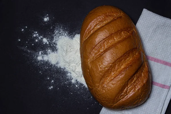 Pan Sobre Harina Sobre Fondo Negro Producto Panadería Pan Recién — Foto de Stock