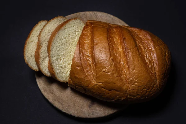 Skivat Bröd Svart Bakgrund Bageriprodukter Nybakad Limpa — Stockfoto
