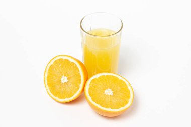 Beyaz arka planda taze sıkılmış portakal suyu. Bir bardak portakal suyu ve yanında da bir dilim portakal. Doğal meyve suyunu tazeliyorum.