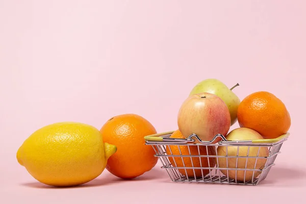 粉色背景的小购物篮里的水果 买水果 超级市场购物概念 — 图库照片