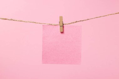 Pembe arka plandaki notlar için çıkartmalar. Pembe yapışkan notlar. Kopyalama alanı var.