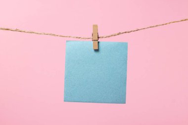 Pembe arka plandaki notlar için çıkartmalar. İpte mavi yapışkan notlar. Kopyalama alanı var.