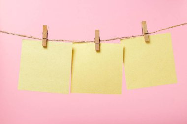 Pembe arka plandaki notlar için çıkartmalar. Sarı yapışkan notlar. Kopyalama alanı var.