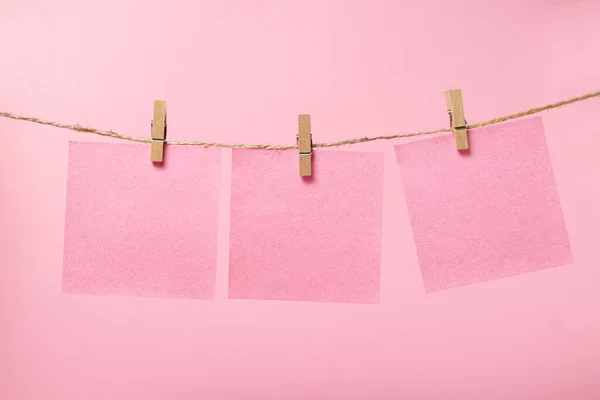 Aufkleber Für Notizen Auf Rosa Hintergrund Pinkfarbene Haftnotizen Einer Schnur — Stockfoto