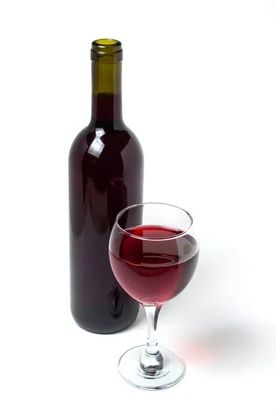Beyaz Arka Planda Bir Kadeh Kırmızı Şarap Bir Şişe Şarap — Stok fotoğraf