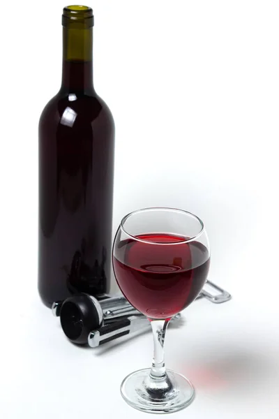 Beyaz Arka Planda Bir Kadeh Kırmızı Şarap Bir Şişe Şarap — Stok fotoğraf