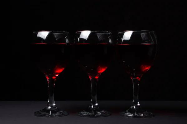 Τρία Ποτήρια Κόκκινο Κρασί Μαύρο Φόντο Αλκοολούχο Ποτό — Φωτογραφία Αρχείου