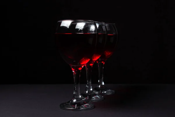 Τρία Ποτήρια Κόκκινο Κρασί Μαύρο Φόντο Αλκοολούχο Ποτό — Φωτογραφία Αρχείου